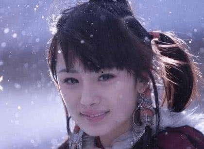 美女变成当红明星动漫,动漫中的蜕变之路